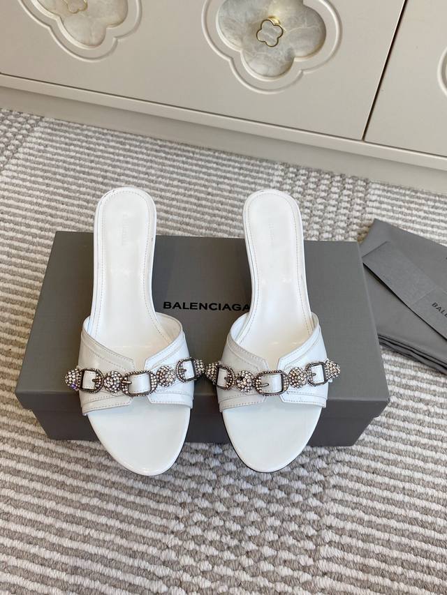 批金属扣 钻扣 代购级Balenciaga巴黎世家金属铆钉猫跟凉拖鞋系列！ 这双Cagole拖鞋鞋型是淑女拖鞋上面的铆钉又超级朋克街头简直太别致了 Ins爆款