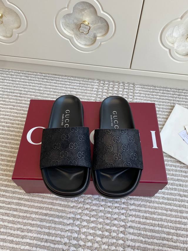 Gucci｜古琦女士双G Logo压花交叉带平底拖鞋 这款凉鞋以Gg帆布匠心打造，缀饰一眼可辨的双G标识，配以浅金色调配件，为整个设计注入一抹精致优雅气息 原版