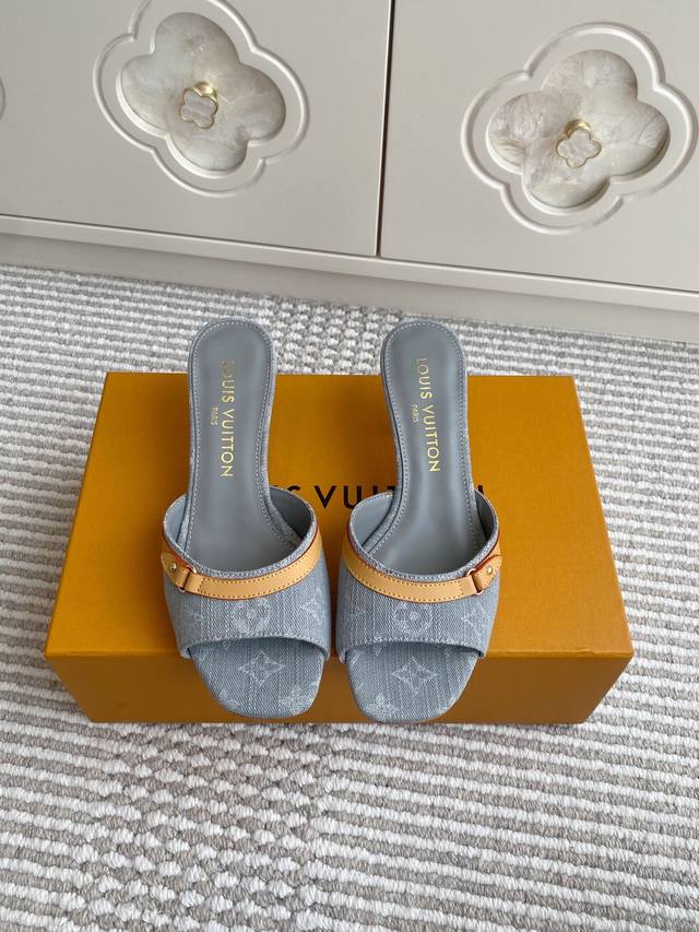 新色 Louis L驴家Lv X Tm联名款村上隆 黑白三彩平底 猫跟凉拖鞋 顶级品质 本款 6Am 蝴蝶结凉拖出自路易威登 X 村上隆再版系列，为全幅 Mon