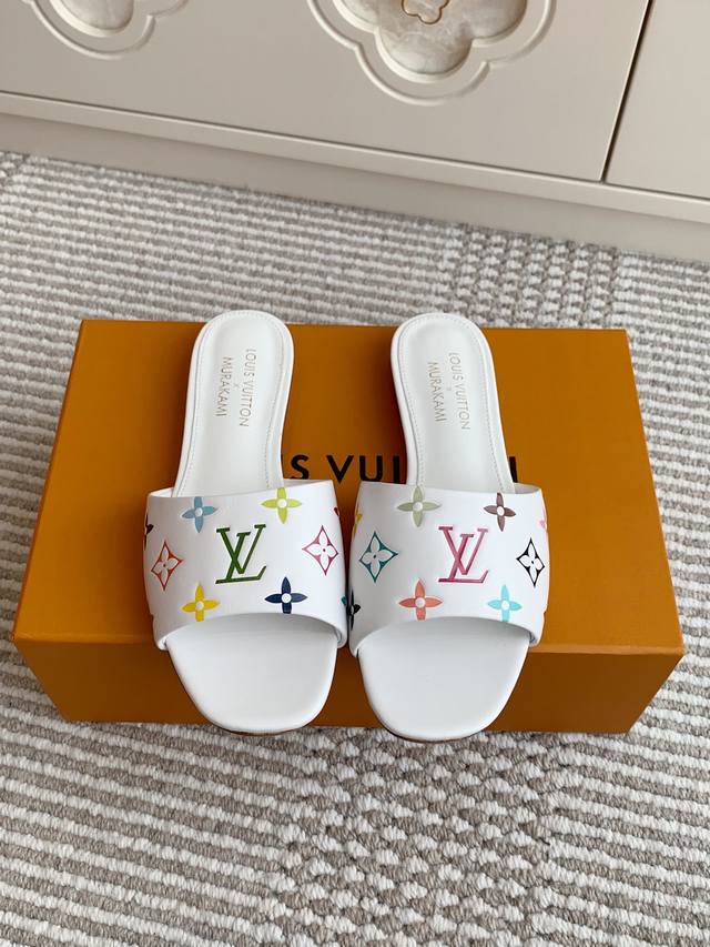Louis L驴家Lv X Tm联名款村上隆 黑白三彩平底 猫跟凉拖鞋 顶级品质 本款 6Am 蝴蝶结凉拖出自路易威登 X 村上隆再版系列，为全幅 Monogr