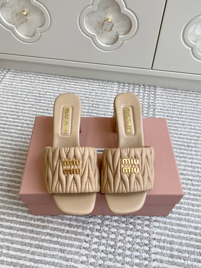 代购级Miumiu缪缪新品 Matelasse褶皱羊皮粗跟凉拖鞋 材质与工艺： 原版定制羊皮 定制羊皮内里 原版定制开模Logo 进口真皮大底 Size：35-