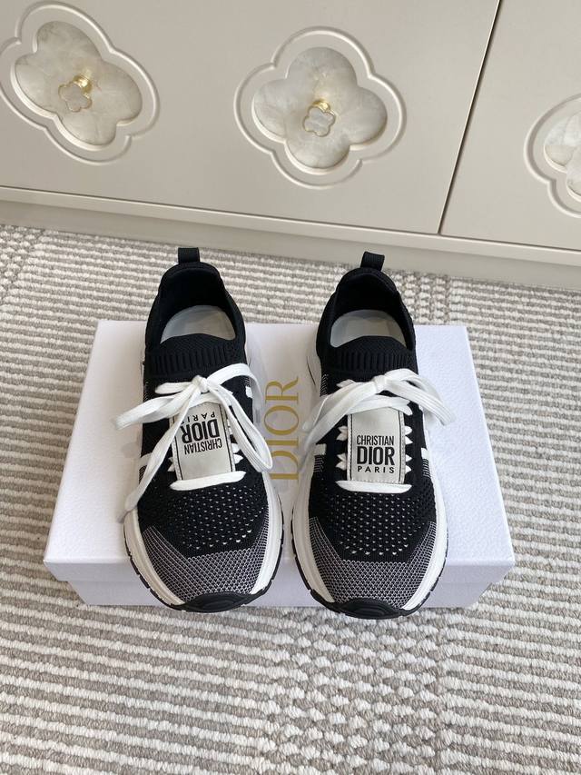 情侣 代购级Dior迪奥Runn 超轻跑步运动鞋 这款 Run'n'dior 运动鞋是二零二五秋季系列新品，以优雅时尚的造型重新演绎运动风格。鞋面采用白色网眼织