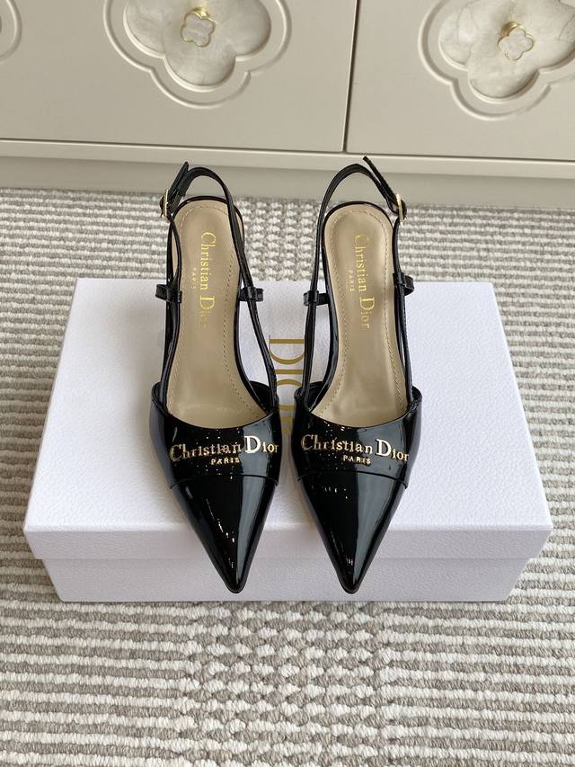 Dio 迪奥新品Dior Boy 尖头高跟鞋 单鞋 后空凉鞋 顶级品质 这款 My Dior 露跟高跟鞋是2025春夏成衣系列新品，精致优雅。采用玫瑰粉色漆皮牛
