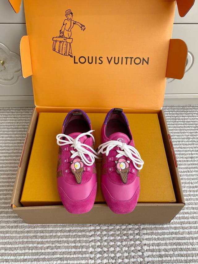 配饰20 组 官网同步盒包装 代购级Louis驴家情侣Sneakerina 阿甘德训鞋 芭蕾运动鞋 Lv Sneakerina 芭蕾风运动鞋取材羊皮革，搭配绒面