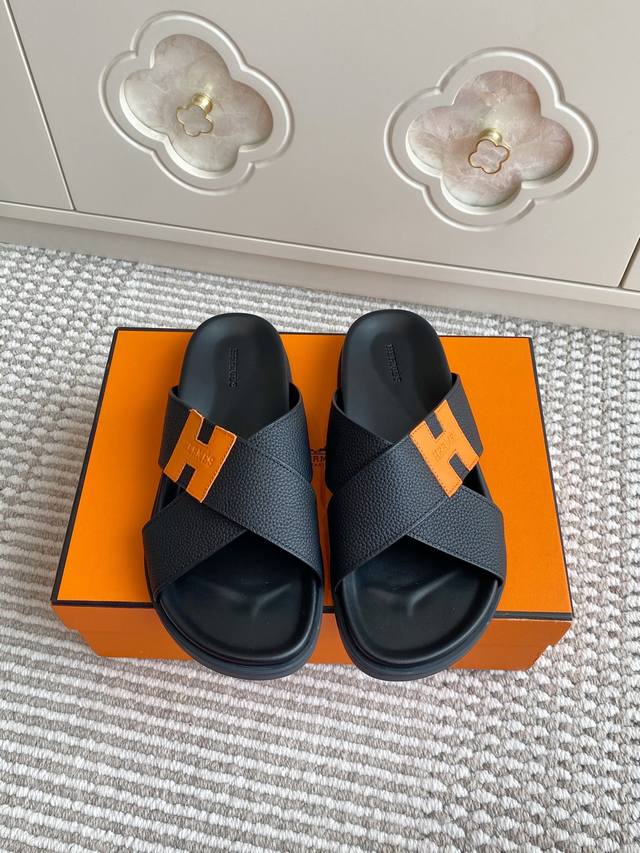 批女 男 Hermes 爱马仕H家Chypre系列 H交叉带小牛皮凉拖鞋 顶级品质 鞋面：进口荔枝纹牛皮 全真皮包中底 原版开模大底 女码35-39码 女41定