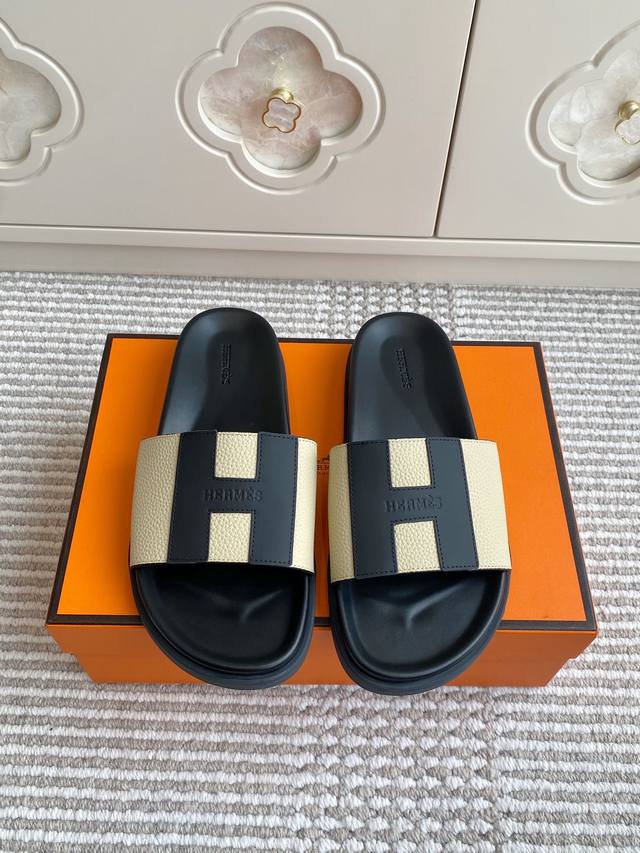 批女 男 Hermes 爱马仕H家Chypre系列 H小牛皮凉拖鞋 顶级品质 鞋面：进口荔枝纹牛皮 全真皮包中底 原版开模大底 女码35-39码 女41定做 男