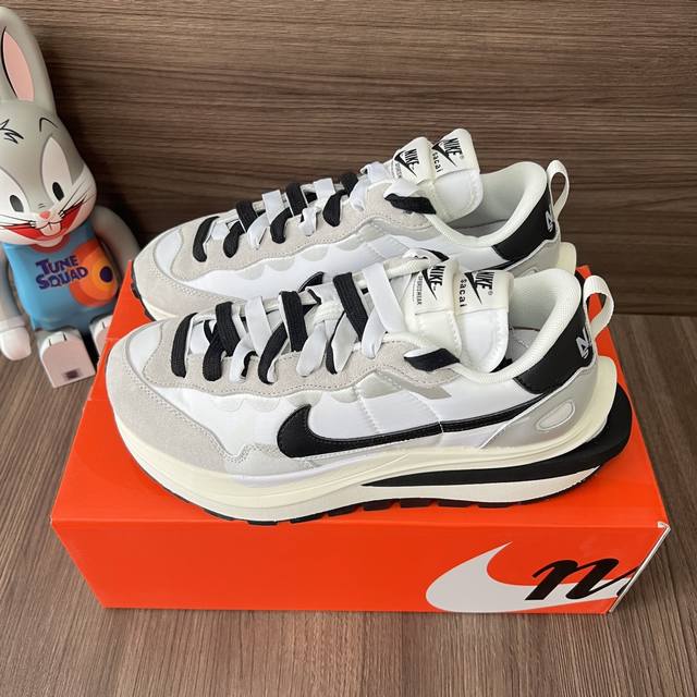 顶级版本Sacai X Nike Vaporwaffle Sesame And Blue Void防滑耐磨低帮运动休闲鞋男女同款白黑。 码数：36-45 含半码