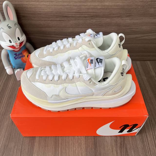 顶级版本Sacai X Nike Vaporwaffle White And Gum生胶耐磨低帮运动休闲鞋男女同款米白。 码数：36-45 含半码 编码:Dd1