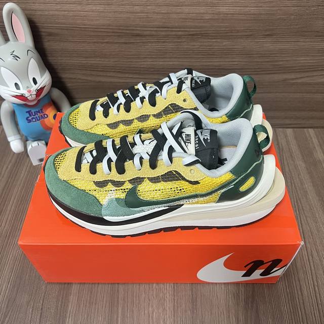 顶级版本Sacai X Nikevaporwaffle Tour Yellow联名款减震防滑低帮运动休闲鞋男女同款黄绿。 码数：36-45 含半码 编码:Cv1