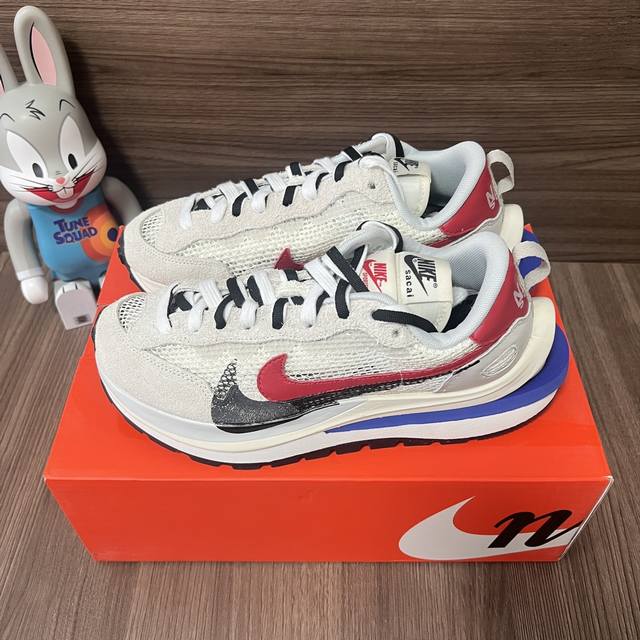 顶级版本Sacai Xnikevaporwaffle Royal Fuchsia一脚蹬 低帮运动休闲鞋男女同款灰白联名款。 码数：36-45 含半码 编码:Cv