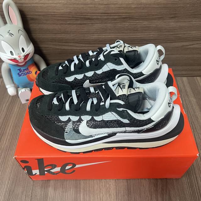 顶级版本Sacai X Nike Vaporwaffle Black And White合成革低帮运动休闲鞋男女同款黑白。 码数：36-45 含半码 编码:Cv