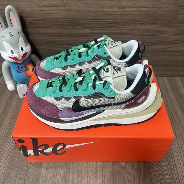 顶级版本Sacai X Nike Vaporwaffle String Villain Red低帮运动休闲鞋男女同款酒红联名款运动休闲鞋。 码数：36-45 含