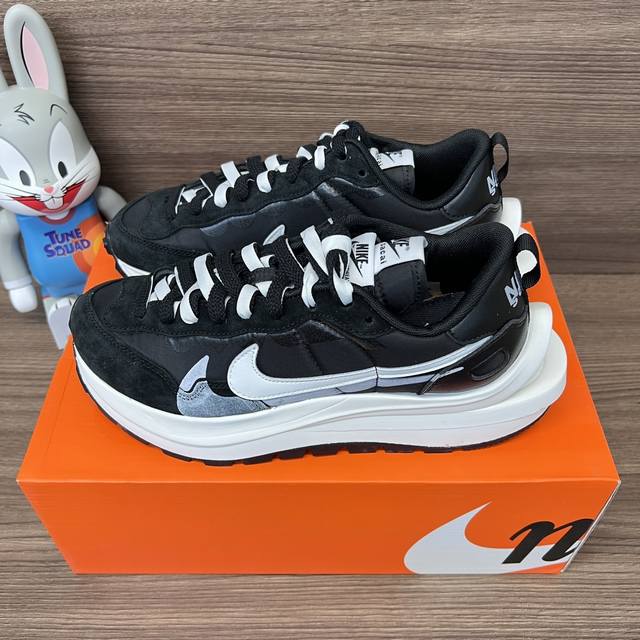 顶级版本Sacai X Nike Vaporwaffle Sesame And Blue Void防滑耐磨低帮运动休闲鞋男女同款黑白。 码数：36-45 含半码