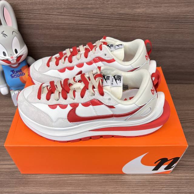 顶级版本Sacai X Nike Vaporwaffle Sesame And Blue Void防滑耐磨低帮运动休闲鞋男女同款白红。 码数：36-45 含半码