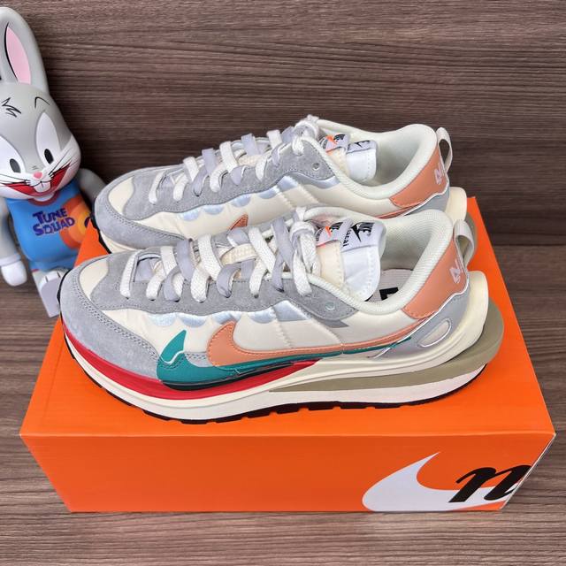 顶级版本Sacai X Nike Vaporwaffle Sesame And Blue Void防滑耐磨低帮运动休闲鞋男女同款米灰。 码数：36-45 含半码