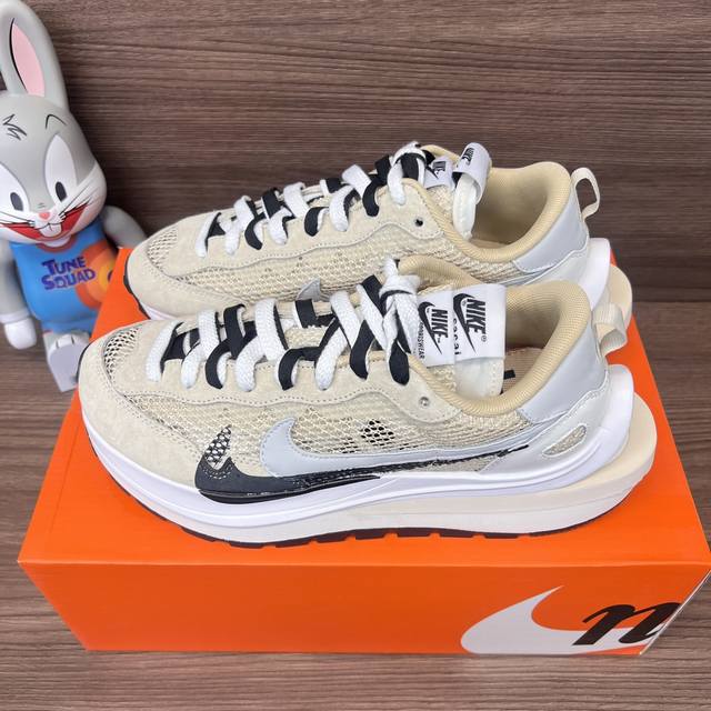 顶级版本Sacai X Nike Vaporwaffle Sesame And Blue Void防滑耐磨低帮运动休闲鞋男女同款杏色。 码数：36-45 含半码