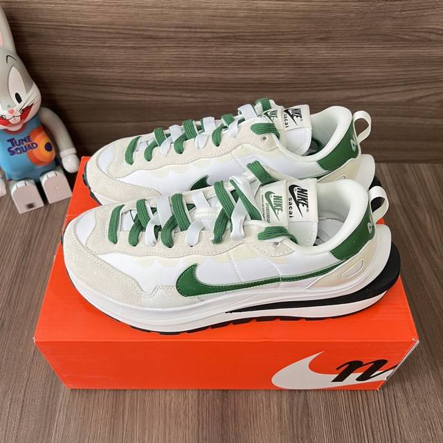 顶级版本Sacai X Nike Vaporwaffle Sesame And Blue Void防滑耐磨低帮运动休闲鞋男女同款白绿色。 码数：36-45 含半