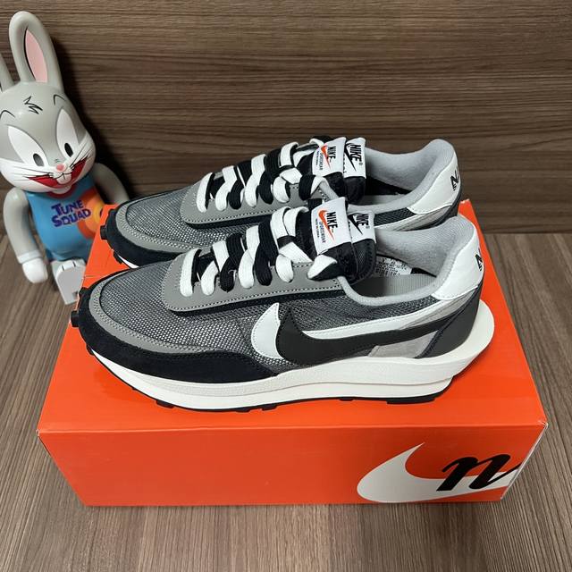 顶级版本Sacai X Nike Waffle解构华夫鞋低帮运动休闲鞋男女同款黑白色。 码数：36-45 含半码 编码:Bv0073-100 全套得物包装：毒卡
