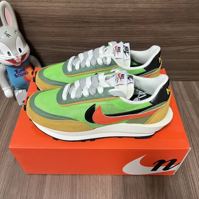顶级版本Sacai X Nike Waffle解构华夫鞋低帮运动休闲鞋男女同款湖人。 码数：36-45 含半码 编码:Bv0073- 全套得物包装：毒卡 毒扣