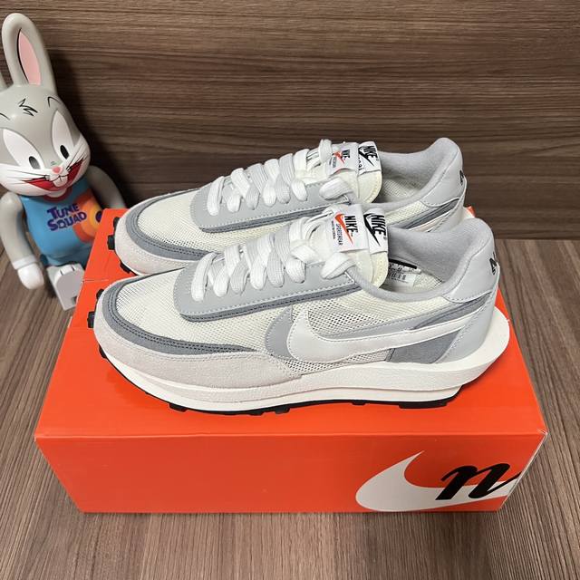 顶级版本Sacai X Nike Waffle解构华夫鞋低帮运动休闲鞋男女同款灰白色。 码数：36-45 含半码 编码:Bv0073-100 全套得物包装：毒卡