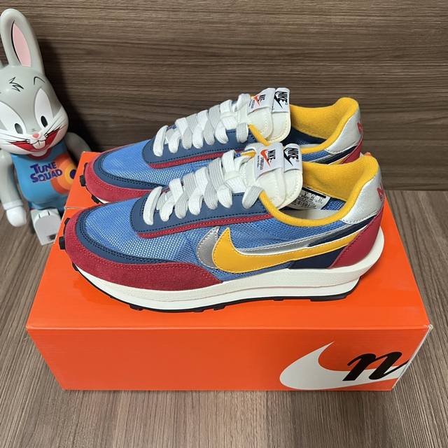 顶级版本Sacai X Nike Waffle解构华夫鞋低帮运动休闲鞋男女同款红蓝色。 码数：36-45 含半码 编码:Bv0073-400 全套得物包装：毒卡