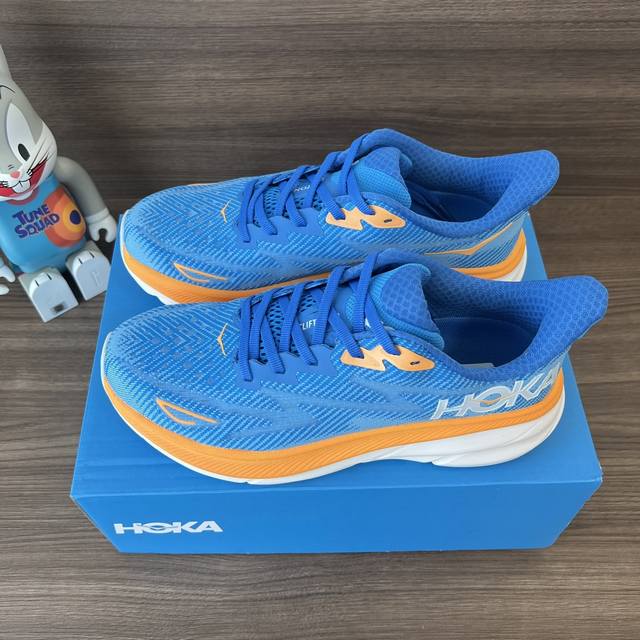 顶级Hoka One One Clifton 9 蓝橙 克里夫顿系列 鞋面:采用轻盈透气的针织网面和纱线，增强鞋面的强度和支撑性能 搭配柔软的鞋舌 让双脚在舒适