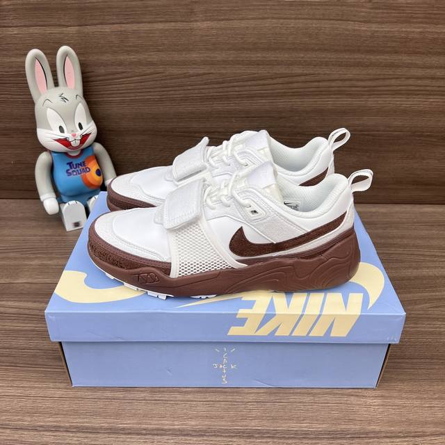顶级版本 Travis Scott X Nike Shark-A-Don 高级皮革与细腻的绒面革材质，舒适潮流 耐磨透气 生活休闲鞋. 白棕 男款 码数：40