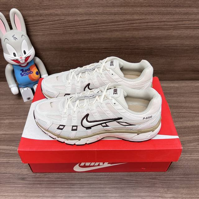 顶级版本Nike P-6000舒适织物合成革防滑低帮跑鞋情侣款米白色。 夏日炎炎轻便舒适的出行少不了一双抢眼的Nike跑鞋 P-6000以透气轻便为基本设计理念