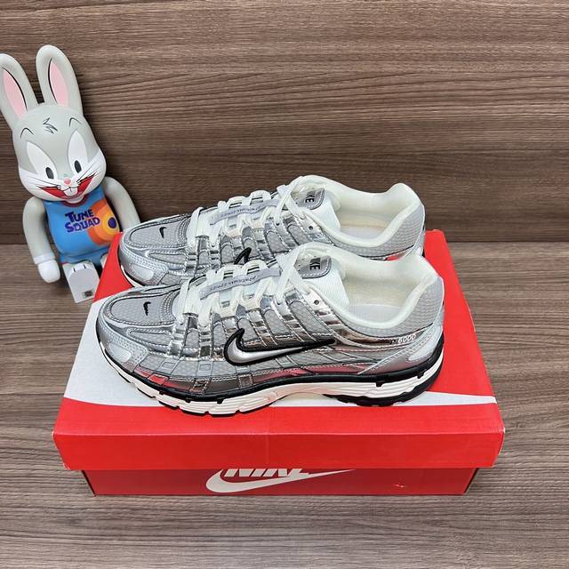 顶级版本Nike P-6000舒适织物合成革防滑低帮跑鞋情侣款银灰色。 夏日炎炎轻便舒适的出行少不了一双抢眼的Nike跑鞋 P-6000以透气轻便为基本设计理念