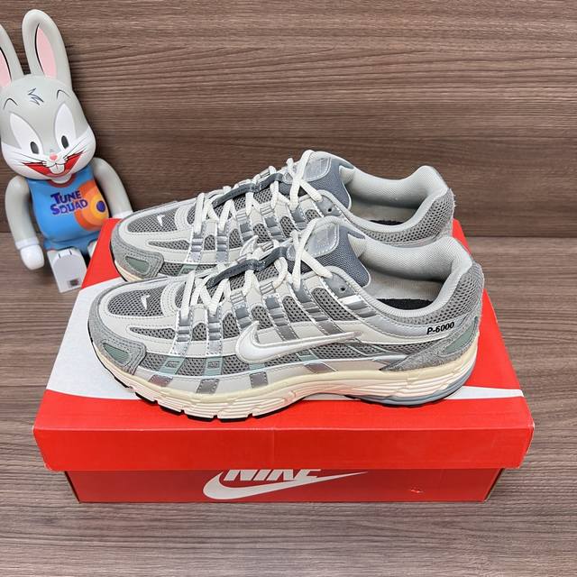 顶级版本Nike P-6000舒适织物合成革防滑低帮跑鞋情侣款米灰色。 夏日炎炎轻便舒适的出行少不了一双抢眼的Nike跑鞋 P-6000以透气轻便为基本设计理念