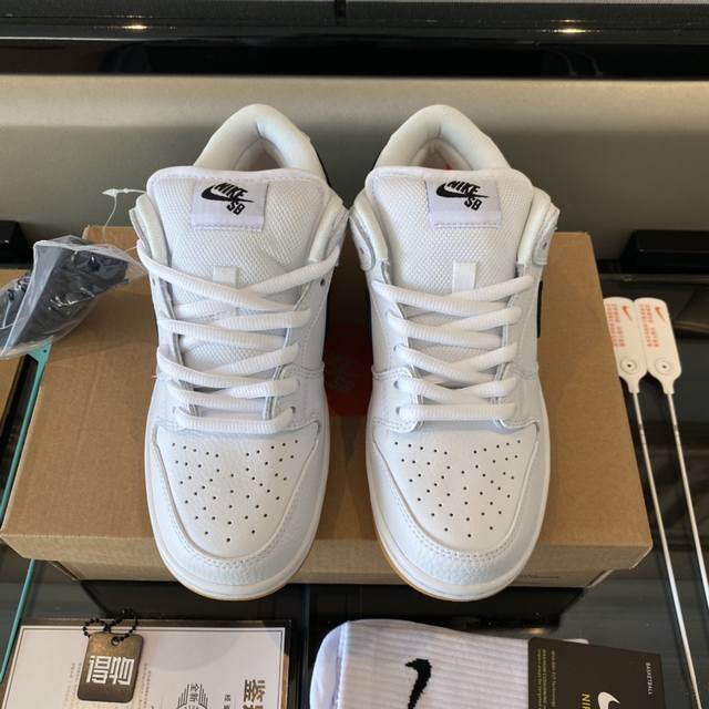 全毒包装：得物外箱 扫毒卡 毒扣 手提袋 Nike高帮纯棉袜子一副。 Nike Sb Dunk 白黑生胶黑白低帮潮流休闲板鞋 。码数36-46 含半码