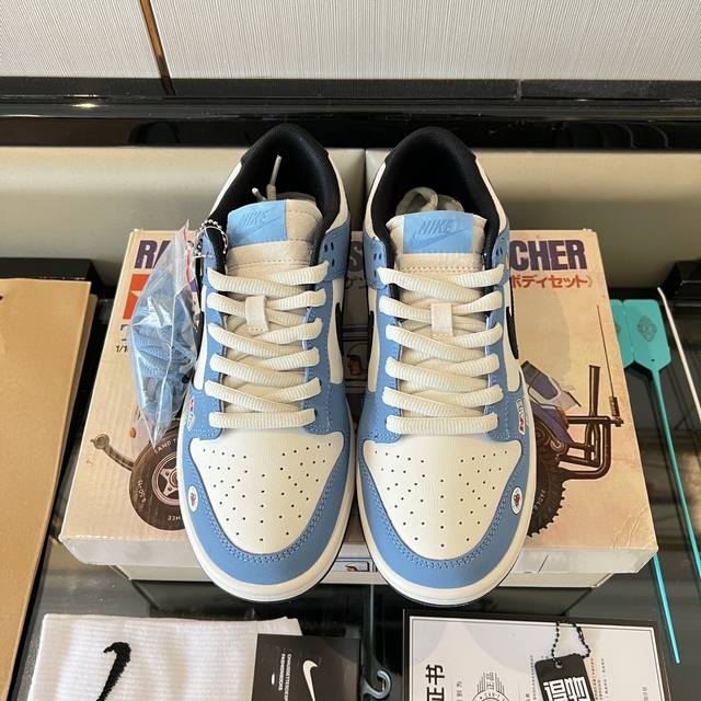 全毒包装：毒卡一张 毒扣一对 手提袋 配送耐克帮袜子一副。 面料：头层牛皮+麂皮。大底：原*开模双色大底。 Nike Dunk Low白兰黑低帮复古板鞋Dr97