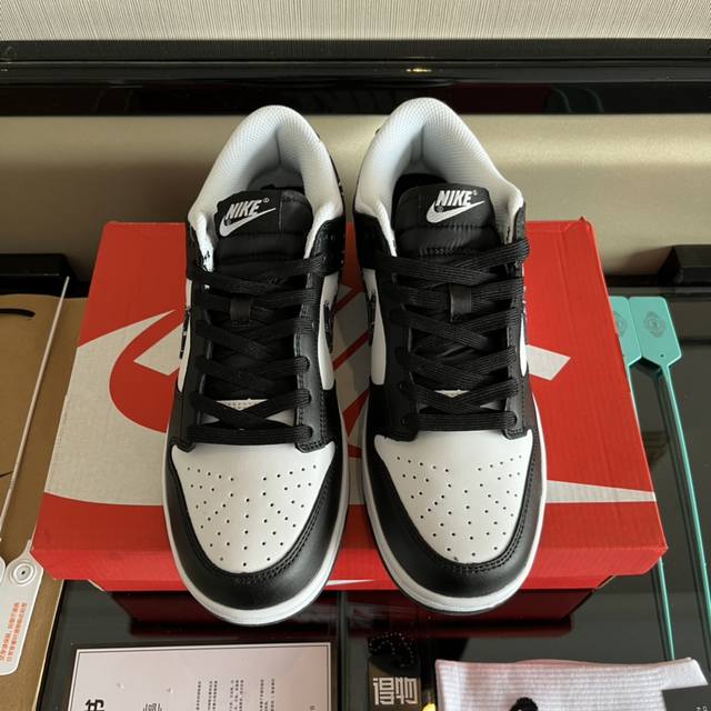 全毒包装：扫毒卡一张 毒扣一对 毒吊牌一个 配送Nike高帮纯棉袜子一副。 Nike Dunk Low 腰果花 黑白熊猫低帮休闲板鞋Dh4401-100。码数3