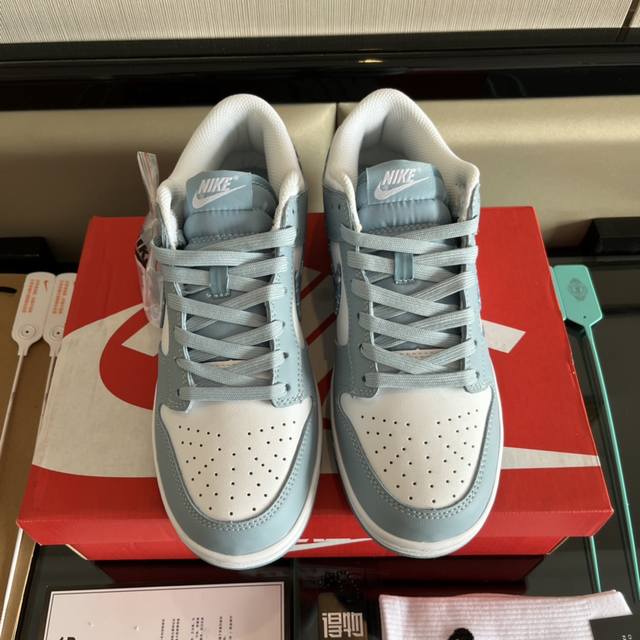 全毒包装：扫毒卡一张 毒扣一对 毒吊牌一个 配送Nike高帮纯棉袜子一副。Nike Dunk Low 蓝白腰果花 女款复古低帮休闲板鞋Dh4401-101。码数