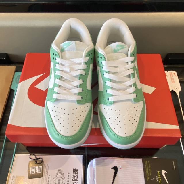 全毒包装：得物外箱 扫毒卡 毒扣 手提袋 Nike高帮纯棉袜子一副。 耐克Nike Dunk Low白绿女子时尚运动休闲鞋Dd1503-105。码数36-46