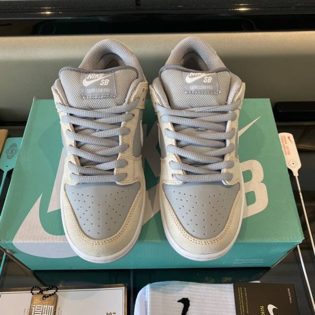 全毒包装：得物外箱 扫毒卡 毒扣 手提袋 Nike高帮纯棉袜子一副。 Nike Sb Dunk低帮潮流休闲板鞋 。码数36-46 含半码