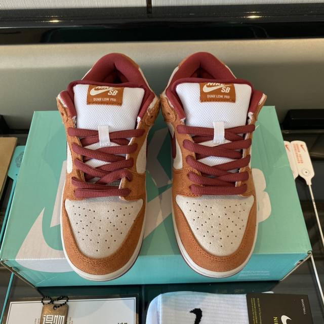 全毒包装：得物外箱 扫毒卡 毒扣 手提袋 Nike高帮纯棉袜子一副。 耐克Nike Sb Dunk Low Pro砖红棕色灯芯绒棕熊红钩板鞋Bq6817-202