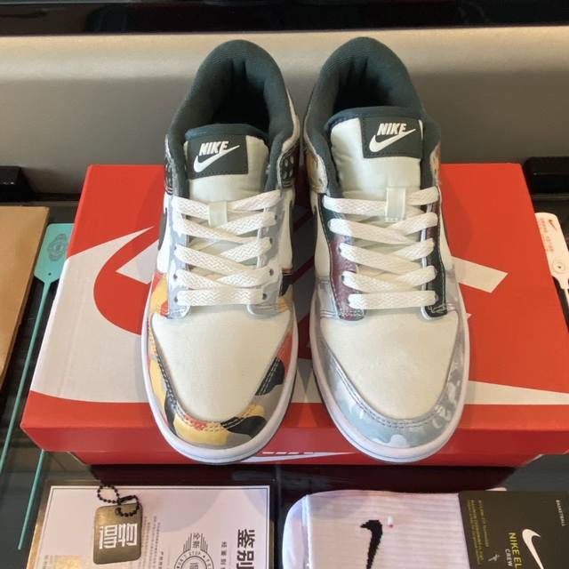 全毒包装：得物外箱 扫毒卡 毒扣 手提袋 Nike高帮纯棉袜子一副。 Nike Dunk Low Se 迷彩 不对称鸳鸯休闲运动板鞋 Dh0957-100。码数