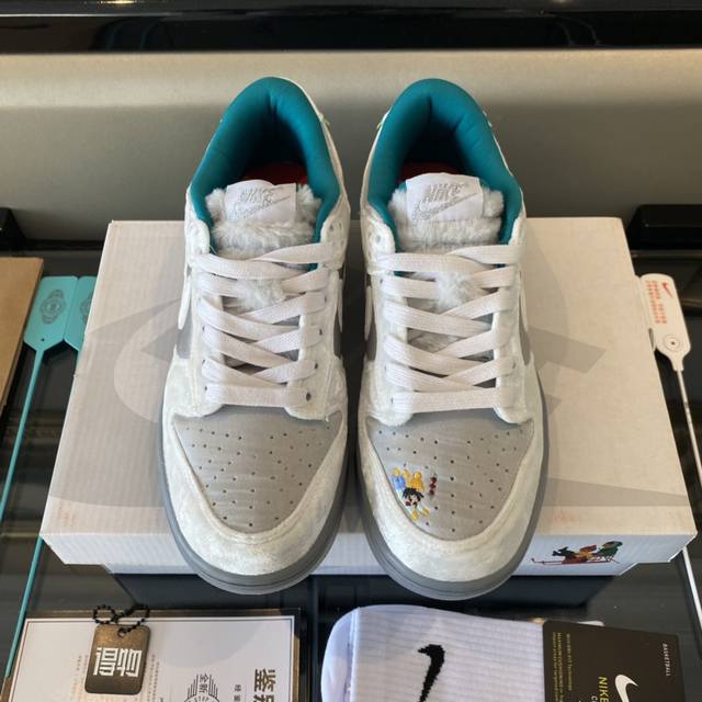 全毒包装：得物外箱 扫毒卡 毒扣 手提袋 Nike高帮纯棉袜子一副。 Nike Dunk Low 冬季仙境 冰雪节 灰银白复古低帮板鞋 Do2326-001。码