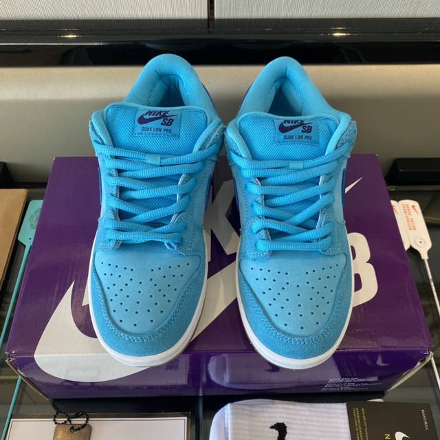 全毒包装：得物外箱 扫毒卡 毒扣 手提袋 Nike高帮纯棉袜子一副。 Nike Sb Dunk 毛绒蓝麂皮低帮男女潮流滑板鞋 Bq6817-400。码数36-4