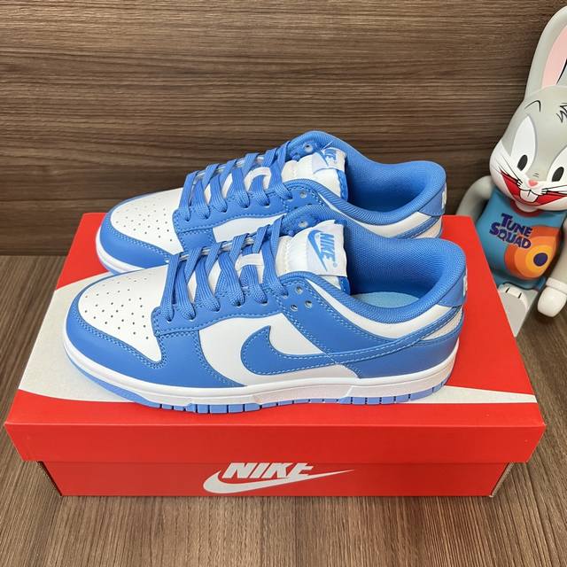 Nike Dunk Low潮流低帮板鞋Gs大学蓝白。 码数：35.5-46码 编码: Cw1590-103 全套得物包装：毒卡 毒扣 毒吊牌 棉袜 毒盒。