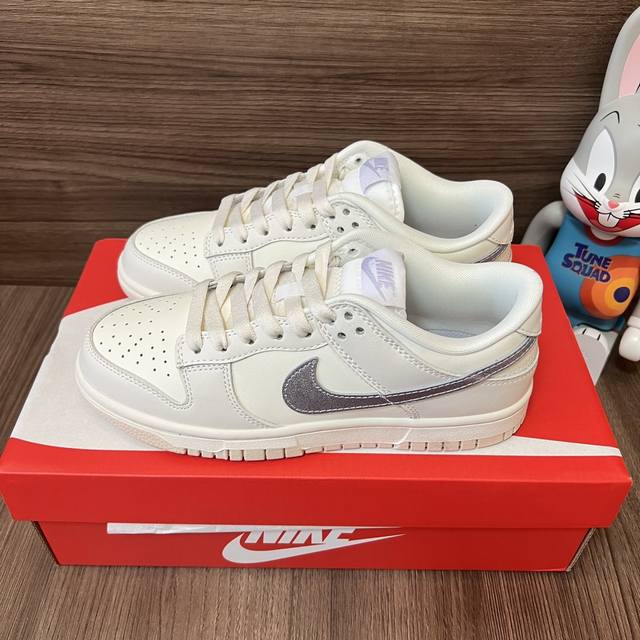 Nike Dunk Low Metallic Purple 耐磨透气低帮板鞋女款白紫。 码数：35.5-46码 编码: Dx5930-100 全套得物包装：毒卡