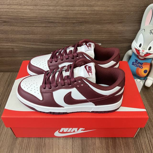 Nike Dunk Low Dark Beetroot防滑轻便低帮板酒红。 码数：35.5-46码 编码: Dd1503-108 全套得物包装：毒卡 毒扣 毒吊