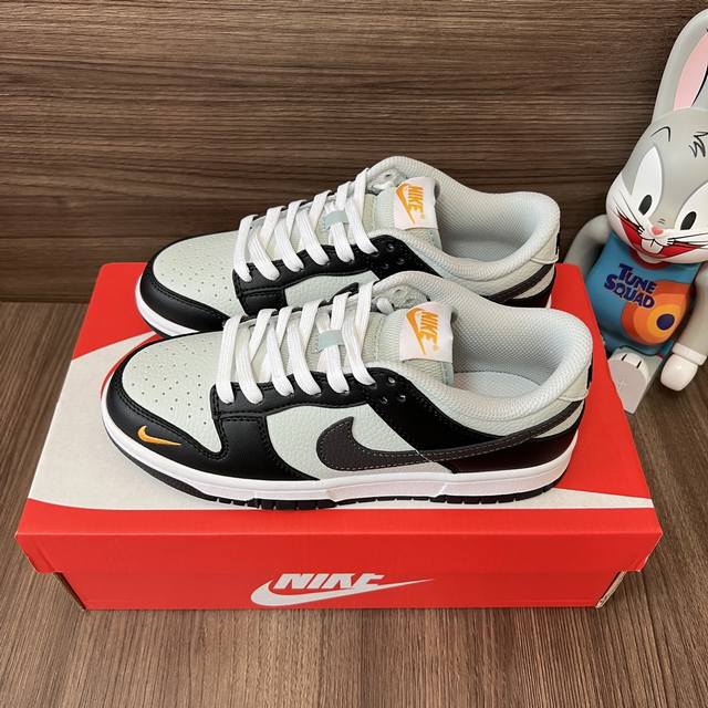 Nike Dunk Low防滑减震低帮板鞋男女同款黑灰橙。 码数：35.5-46码 编码: Fn7808-001 全套得物包装：毒卡 毒扣 毒吊牌 棉袜 毒盒。