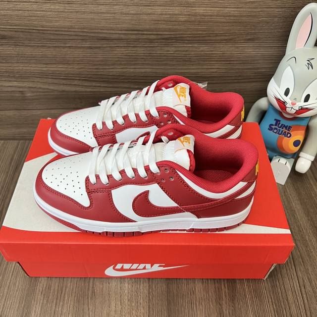 Nike Dunk Low Retro Gym Red 潮流复古防滑轻便低帮板鞋白红。 码数：35.5-46码 编码: Dd1391-602 全套得物包装：毒卡