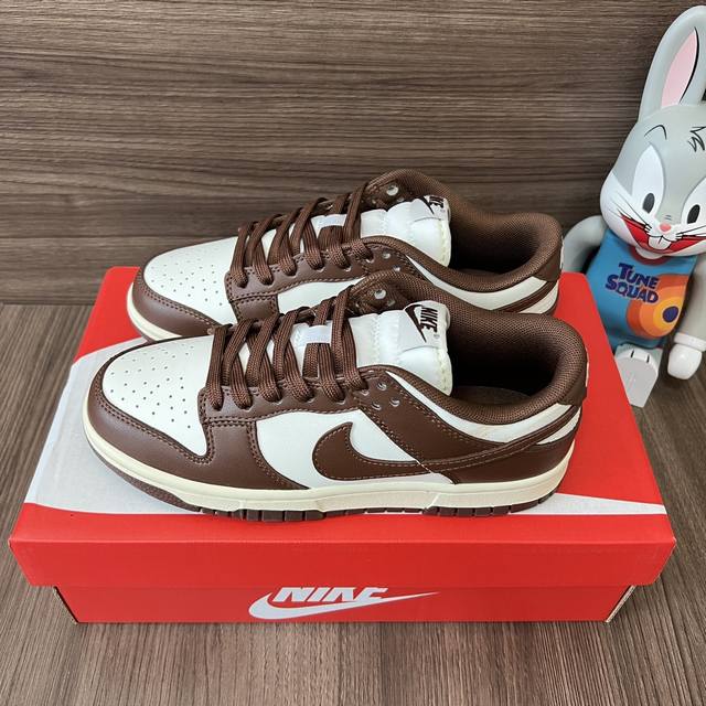 Nike Dunk Low Surfaces In Brown And Sail 巧克力防滑耐磨低帮板鞋女款棕白。 码数：35.5-46码 编码: Dd1503