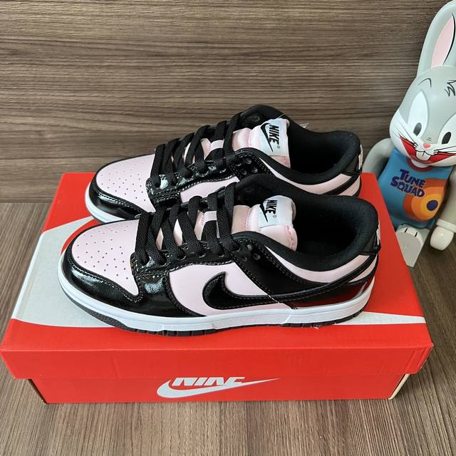Nike Dunk Low Ess Pink Black 漆皮经典防滑耐磨低帮板鞋女款黑粉。 码数：35.5-46码 编码: Dj9955-600 全套得物包装