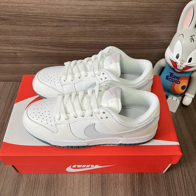 Nike Dunk Low减震低帮 板鞋Gs 白色。 码数：35.5-46码 编码: Fd9911-101 全套得物包装：毒卡 毒扣 毒吊牌 棉袜 毒盒。