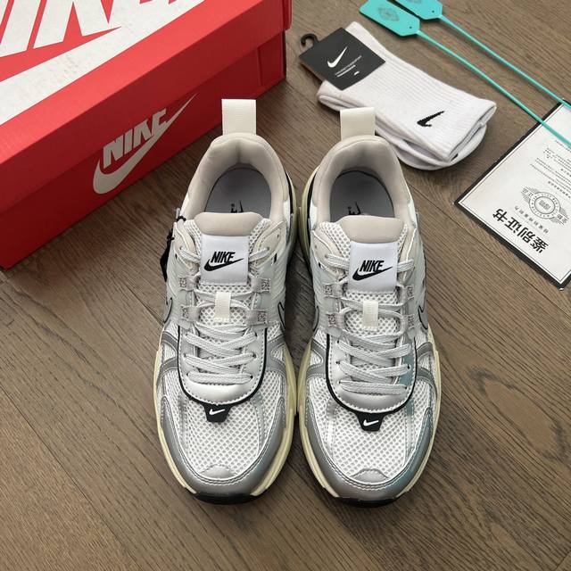 高版本 Nike V2K Run Runtekk Summit White Metallicsilver 减震防滑低帮跑步鞋白银。 码数:36-45码！ 全套包