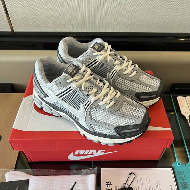 Nike Airzom Vomero 5舒适透气低帮跑步鞋情侣款银灰色。 全毒包装配纯棉袜子一副！ 码数:36-45码！
